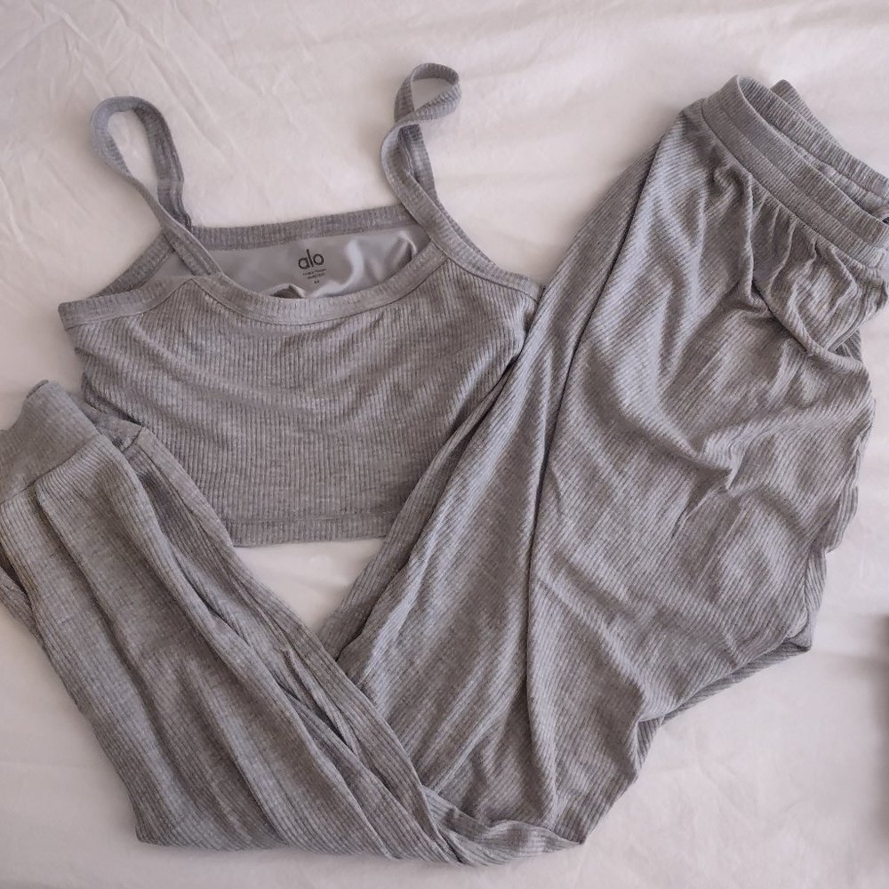 Alo yoga whisper bra and pant set size M grey like new condition